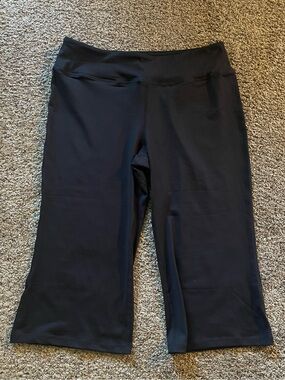 Women's Black Capri Yoga Pants with Wide Waistband